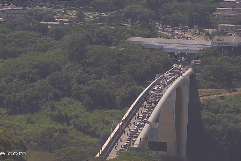 Manifestantes paraguaios bloqueiam trânsito na Ponte da Amizade