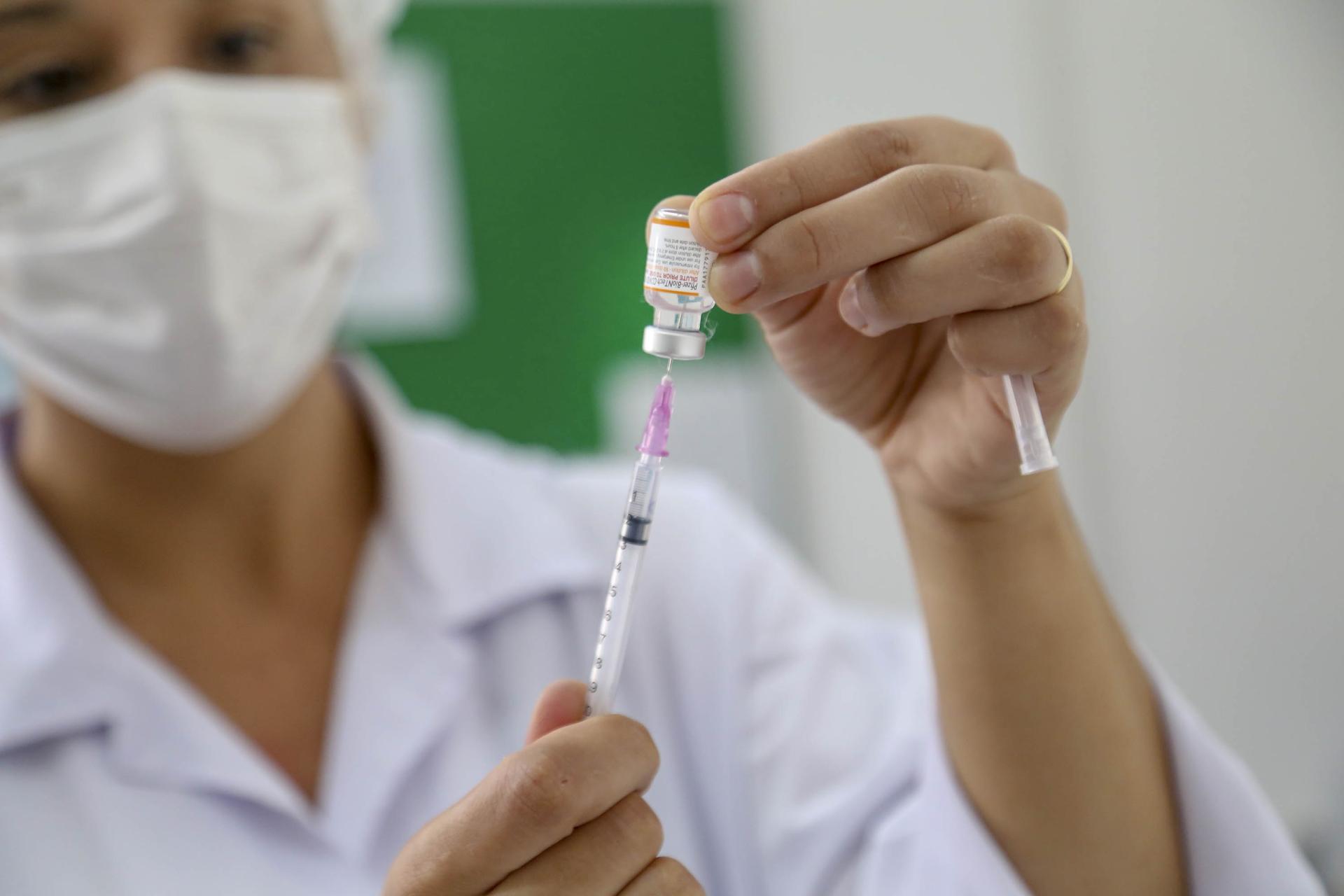 Vacina bivalente é recomendada no Paraná para todas as pessoas acima dos 18 anos