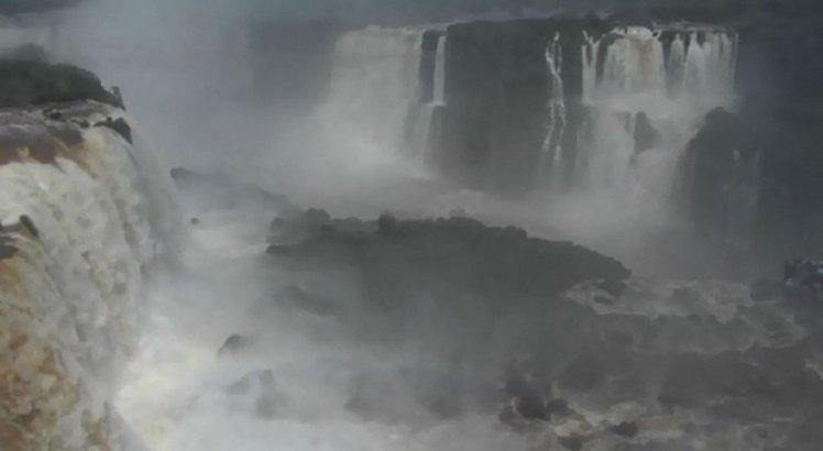 Volume de água nas Cataratas do Iguaçu ultrapassa o dobro da vazão normal