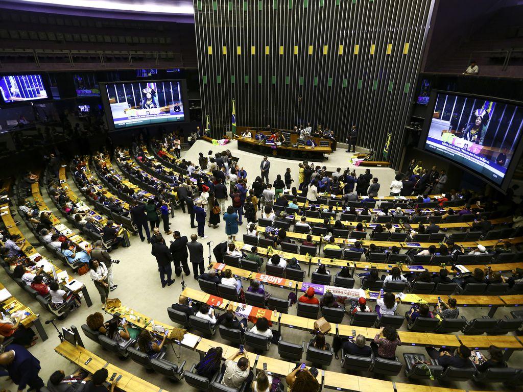 Câmara aprova projeto que prevê igualdade salarial entre homens e mulheres