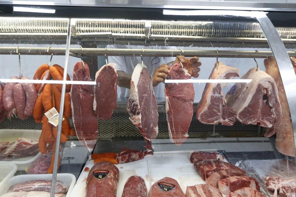 Carnes acumulam queda de 4,56% no ano pelo IPCA-15 e ajudam a baratear alimentação