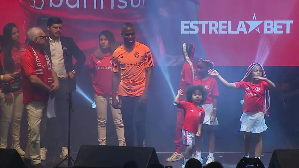 Enner Valencia é apresentado para torcida do Inter em festa no Gigantinho