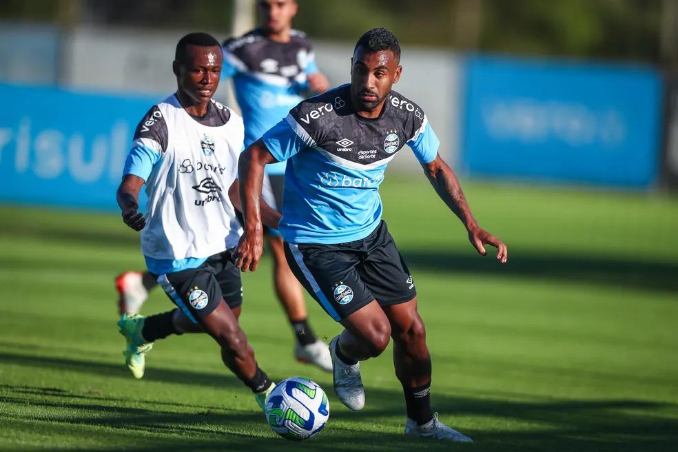 Everton Galdino tem lesão muscular e vira desfalque no Grêmio