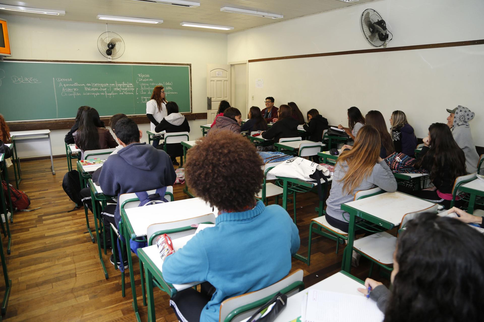 Governo amplia apoio psicológico a alunos, professores e colaboradores da rede estadual