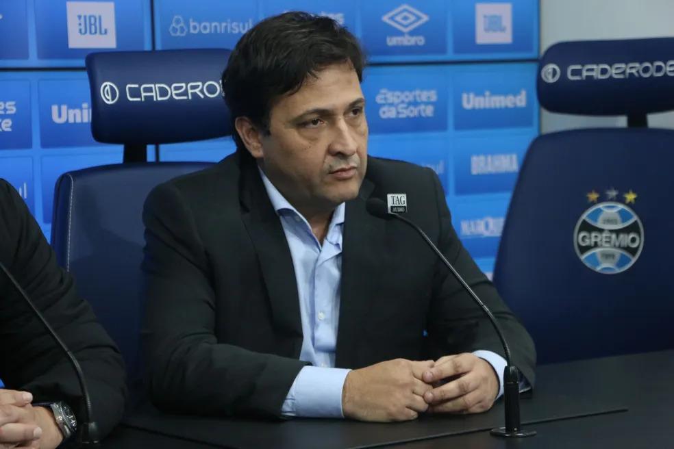Presidente do Grêmio confirma que Suárez irá tratar dores no joelho com médico na Espanha
