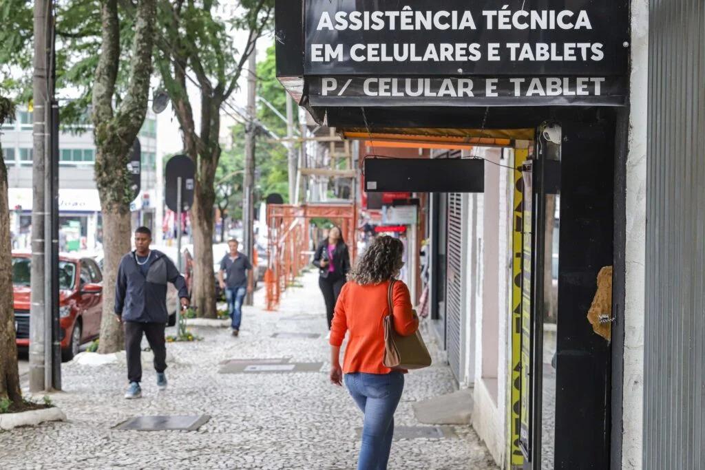 Mais da metade dos comerciantes do Paraná acreditam que terão aumento no faturamento