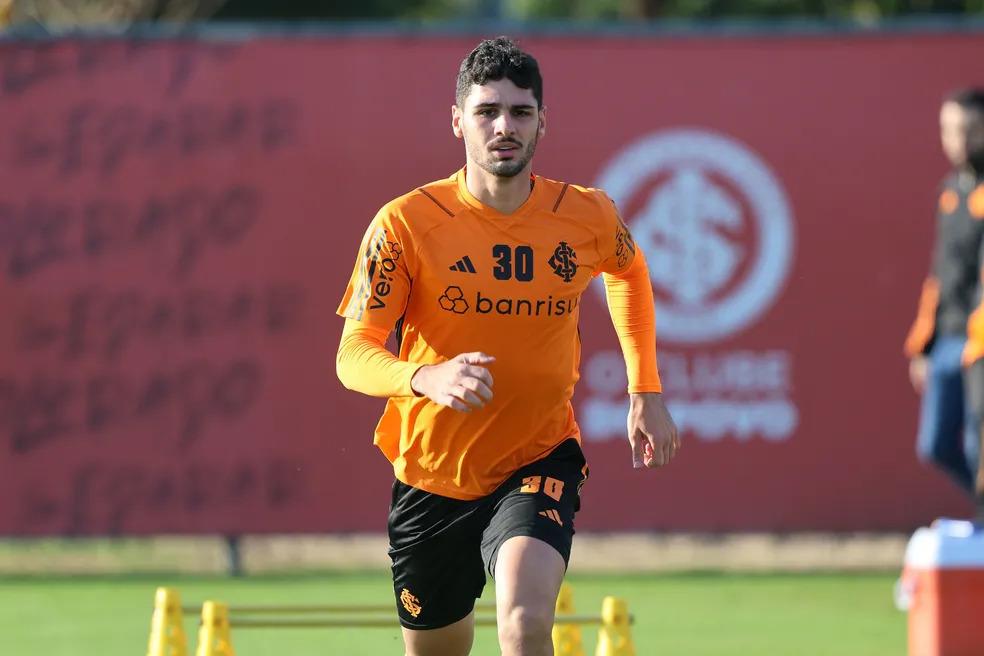 Sem treinar, Johnny segue como dúvida do Inter para o duelo com o Palmeiras