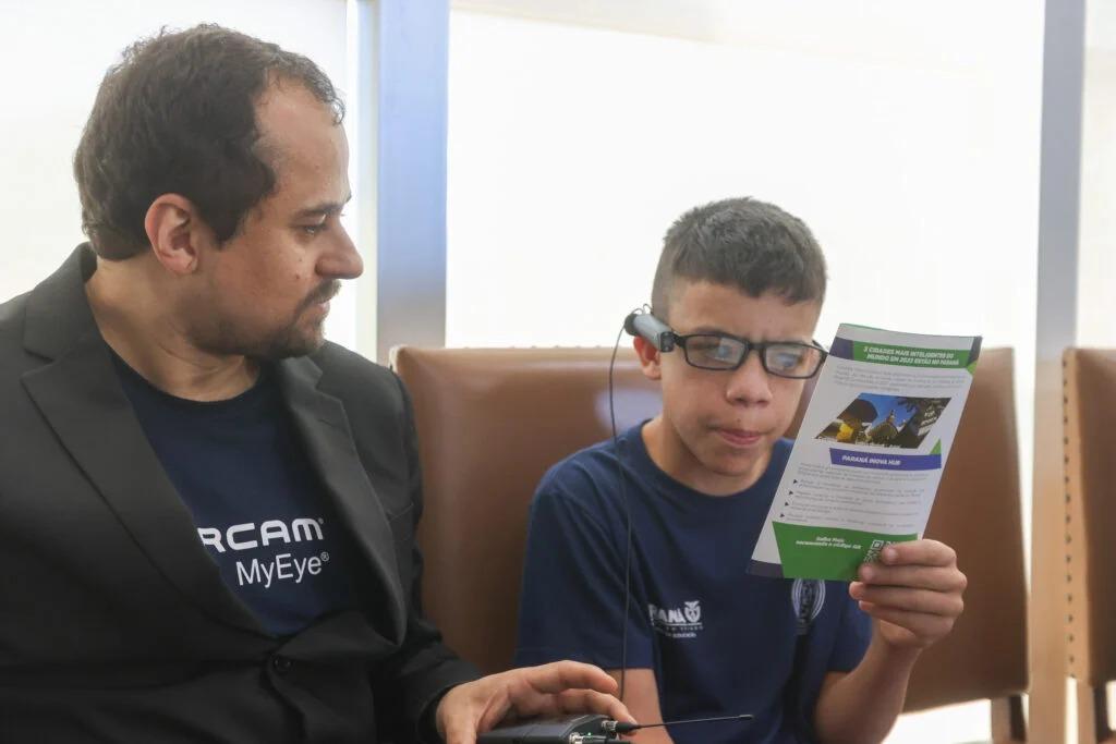 Paraná entrega óculos com inteligência artificial para alunos cegos da rede estadual