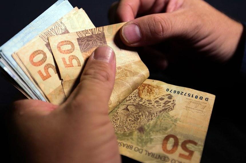 Orçamento para 2024 prevê R$ 1.421 de salário mínimo