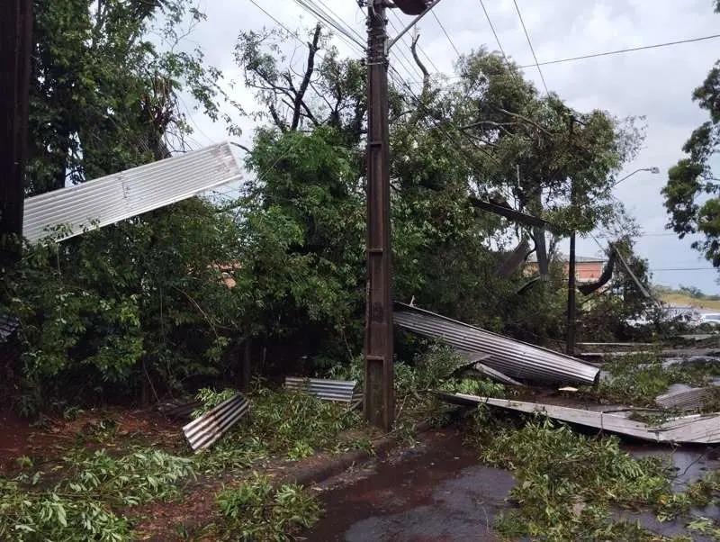 Chuva forte deixa rastro de destruição em Cascavel