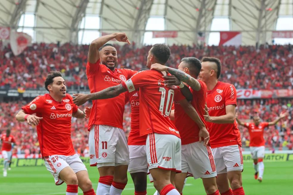 Em Gre-Nal frenético, Inter bate o Grêmio no Beira-Rio e se recupera no Brasileirão