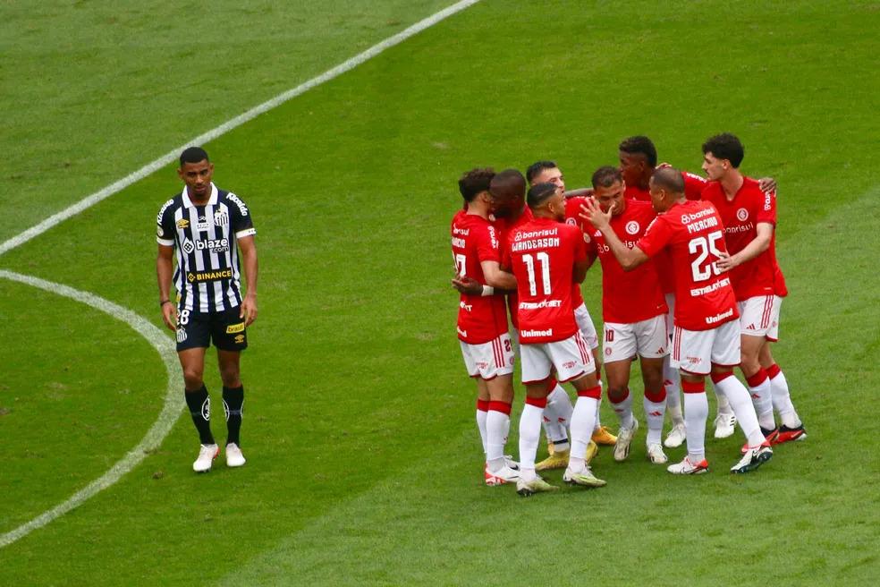 Grêmio perde a 3ª seguida e Inter humilha Santos no Brasileirão