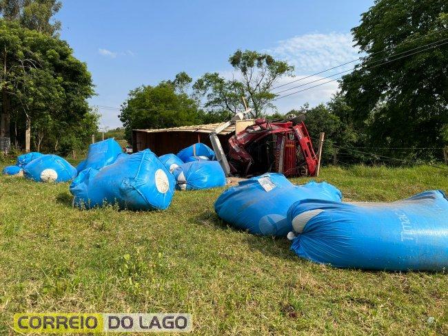 Motorista fica ferido após caminhão tombar e atingir poste no interior de SH