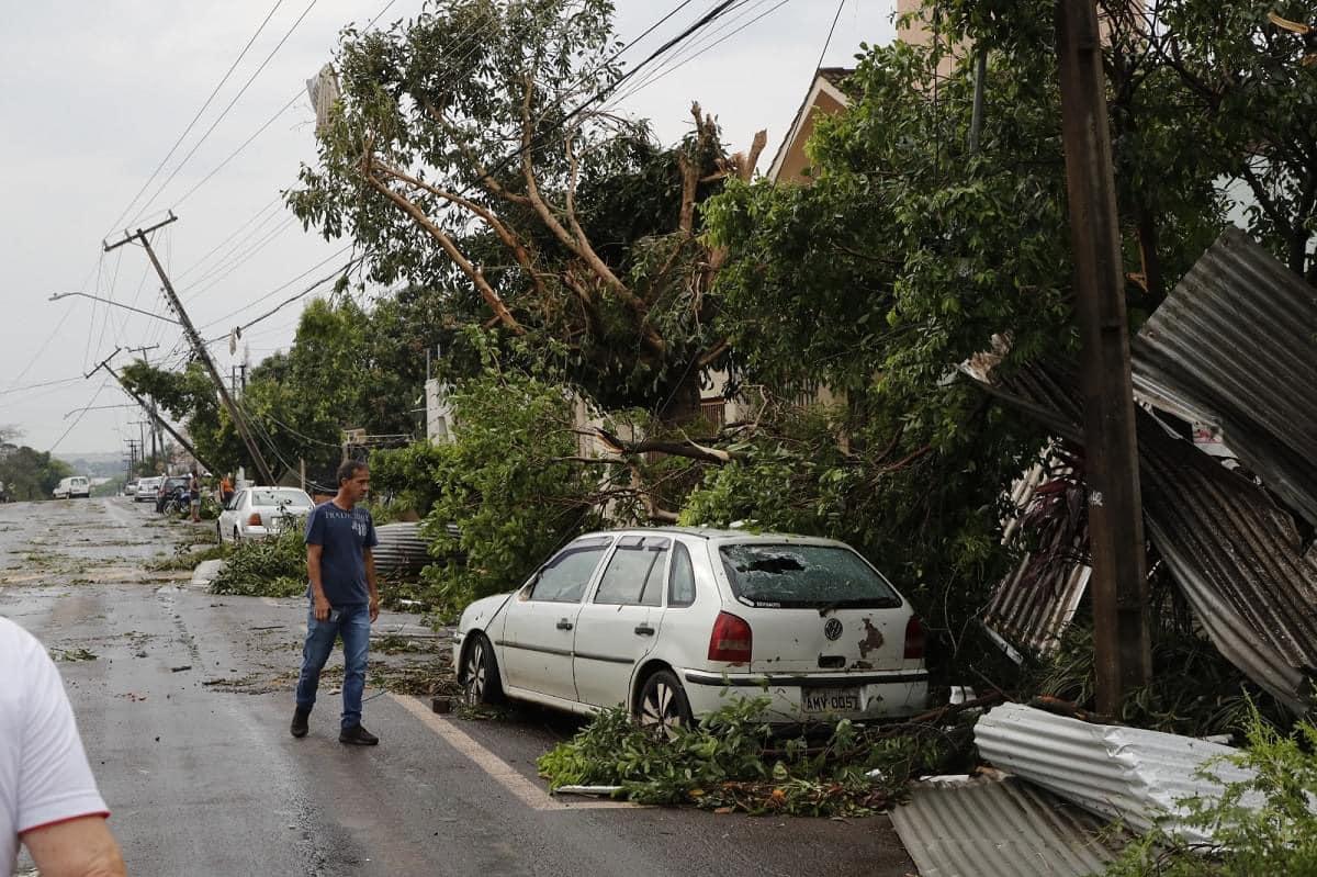 Tornado causa destruição em Cascavel; No Paraná, chuvas afetam 3,7 mil pessoas