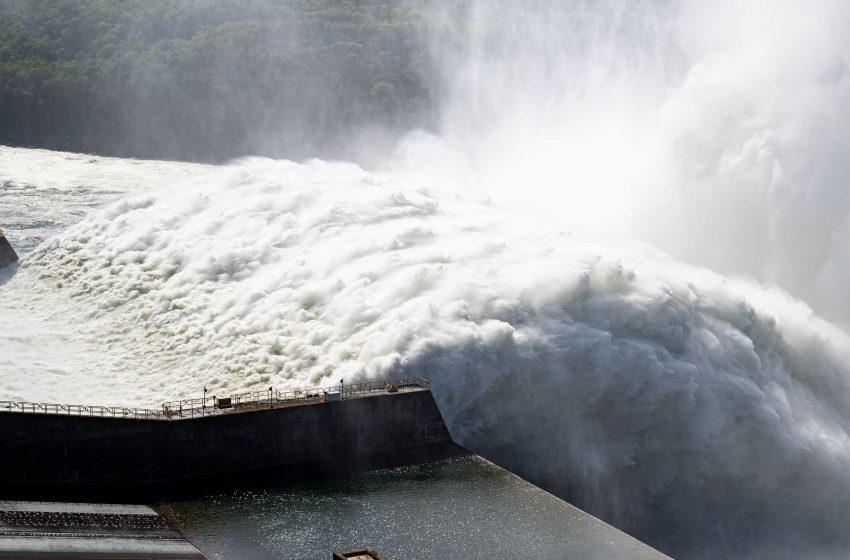 Vertedouros das seis usinas do Rio Iguaçu são abertos