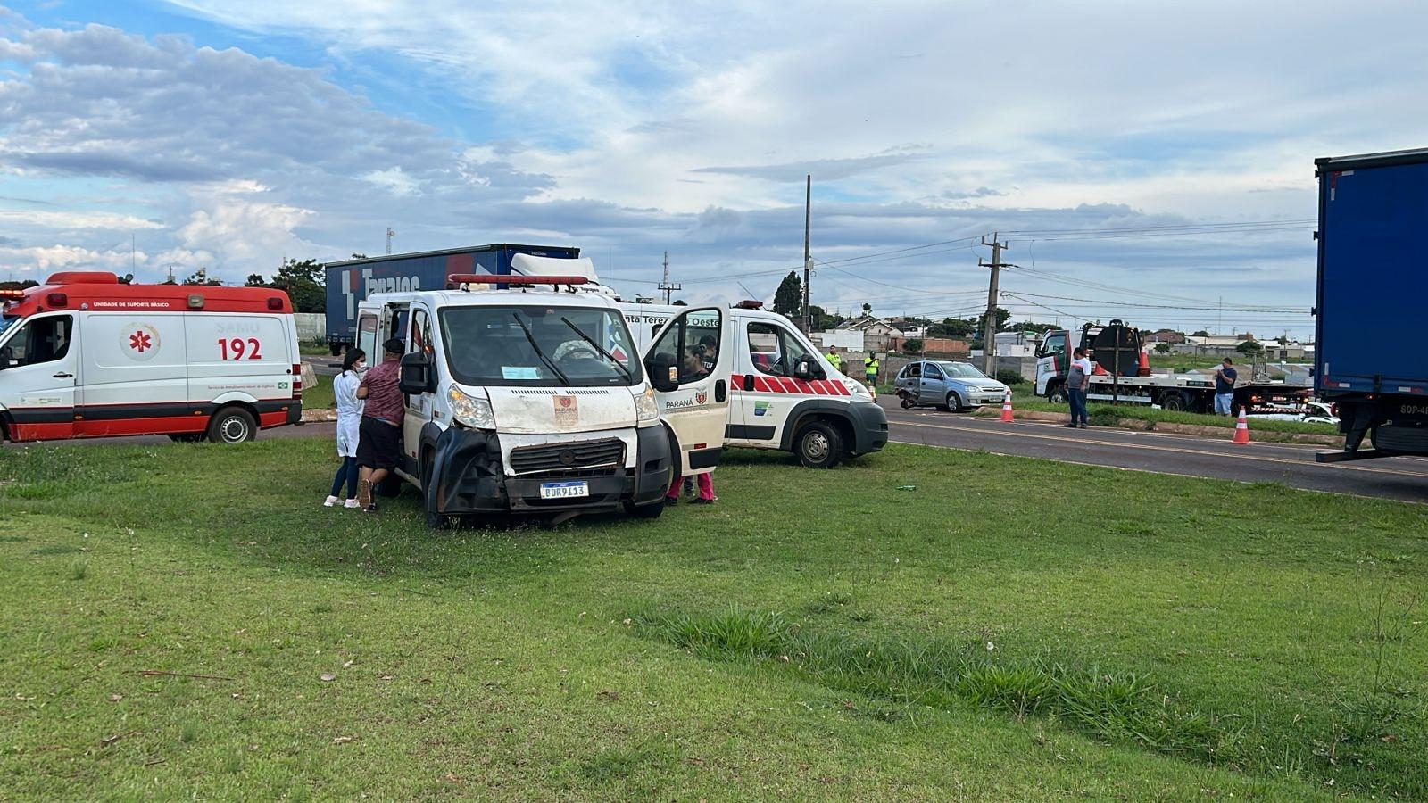 Ambulância de Santa Helena se envolve em acidente na BR-277, em Santa Tereza do Oeste