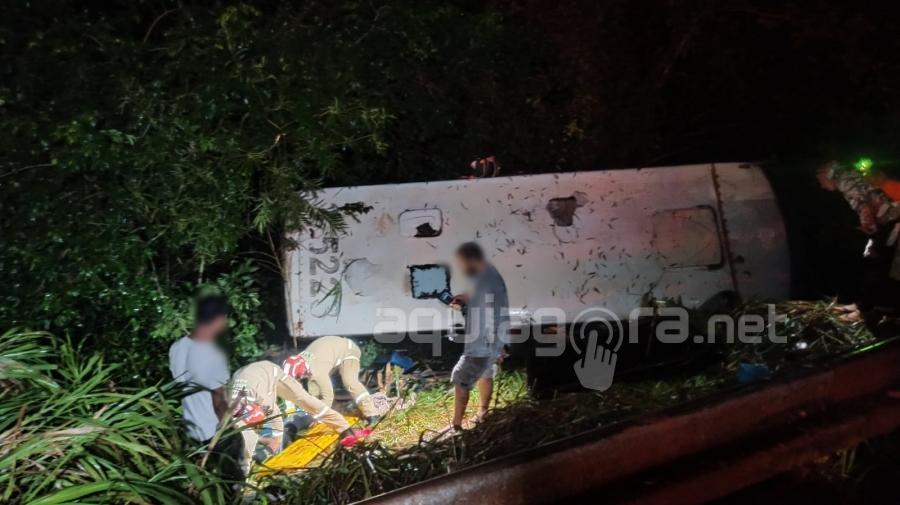 Trabalhadores ficam feridos após ônibus tombar em Porto Mendes