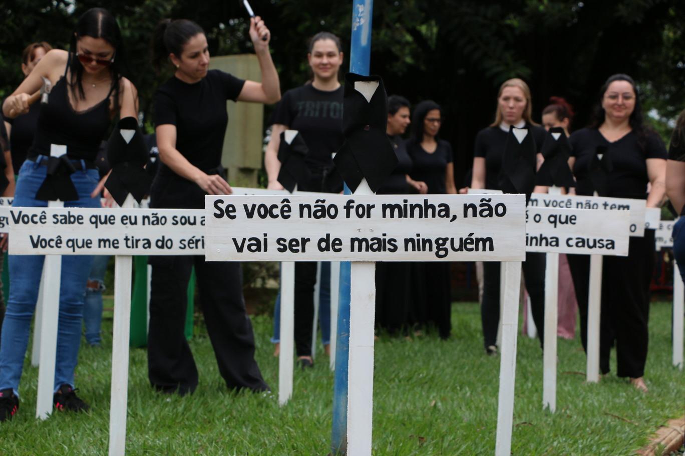 Violência contra a mulher tem ato marcado por frases reais de vítimas e agressores