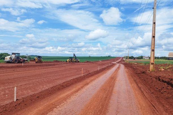 Avançam obras de terraplanagem para asfalto entre Porto Índio e Ruta 07 no PY