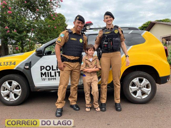 Criança recebe farda da Polícia Militar de Santa Helena no Natal