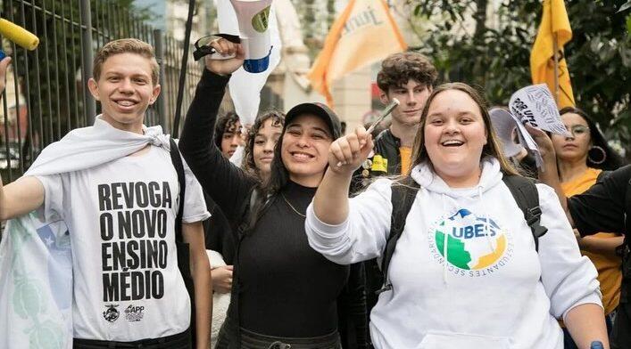 Incentivo financeiro proposto pelo governo Lula para estudantes concluírem o ensino médio é aprovado