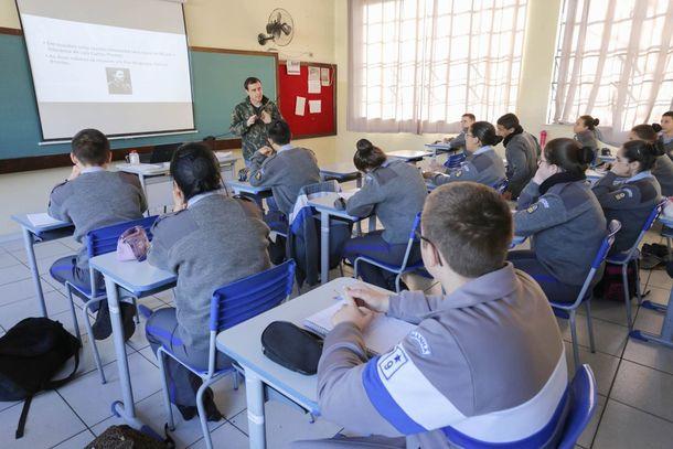 Paraná terá 312 escolas estaduais cívico-militares em 2024