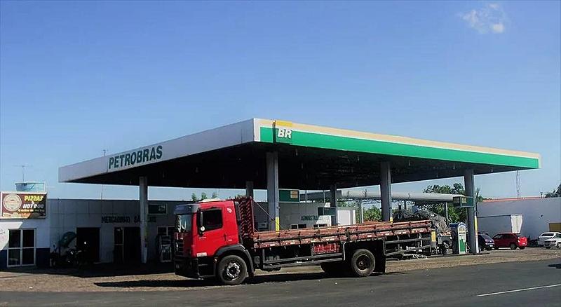 Petrobras anuncia redução de R$ 0,30 no preço do diesel