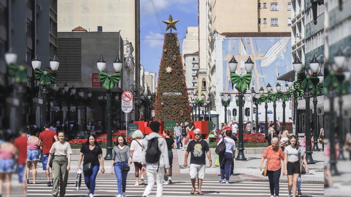 Vestuário, perfumaria e brinquedos lideram intenções de presentes de Natal