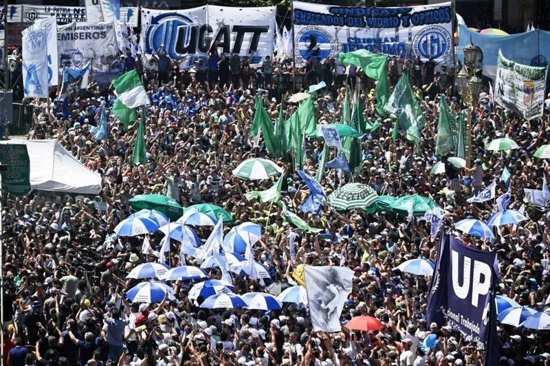 Argentinos tomam as ruas e mostram força contra pacote neoliberal do governo Milei