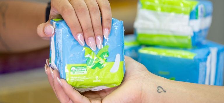 Farmácia Popular começa a distribuir absorventes gratuitos; saiba como ter acesso