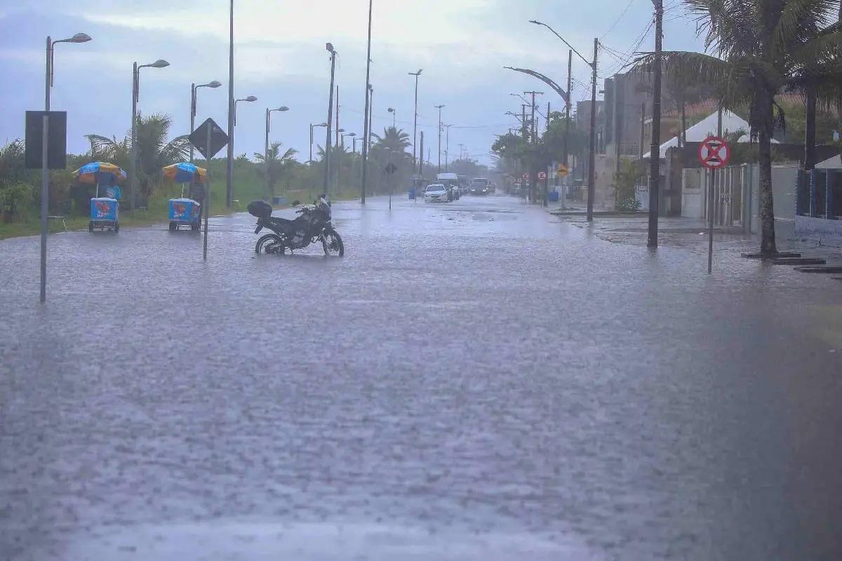 Litoral do Paraná está sob risco de deslizamentos até quarta (24)