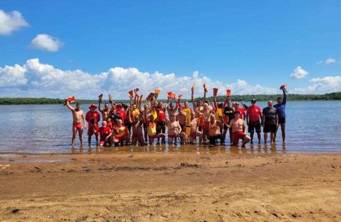 Balneário de Santa Helena foi palco da 1ª Travessia dos Guarda-Vidas Veteranos 'Pé Vermelho'