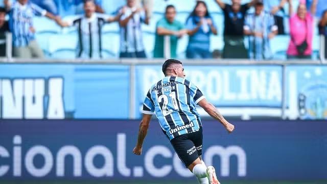 Grêmio goleia na estreia de Pavón; Inter vence de virada e continua líder