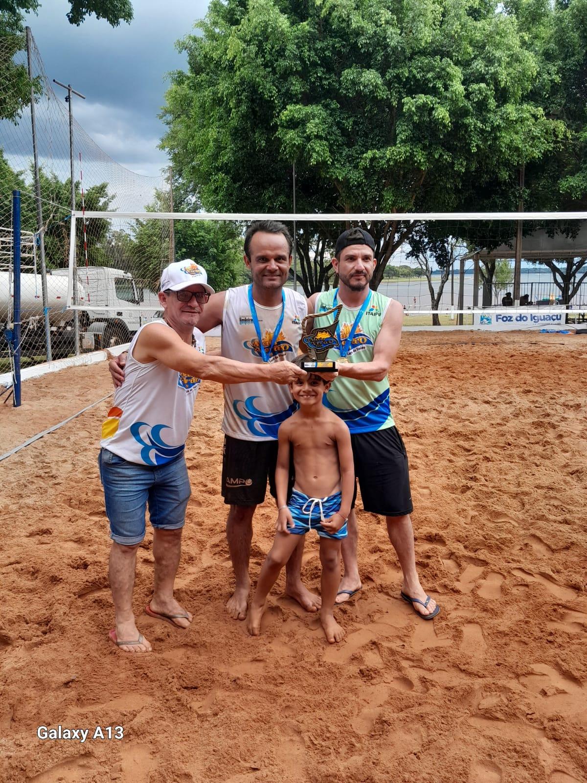 Santa-helenenses são campeões de futevôlei no Mais Verão em Foz do Iguaçu