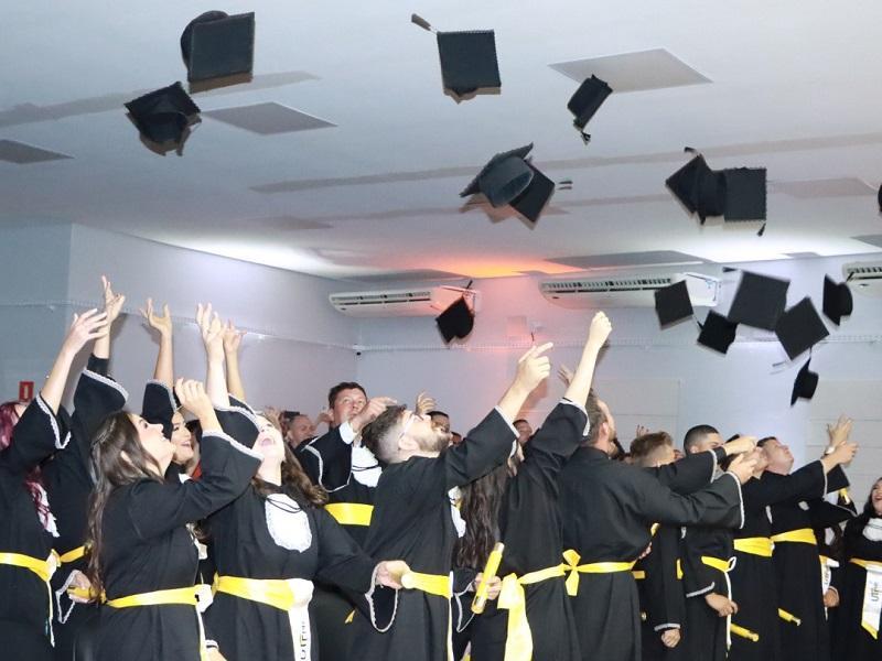 Colação de Grau Magna na UTFPR Santa Helena forma alunos de três cursos