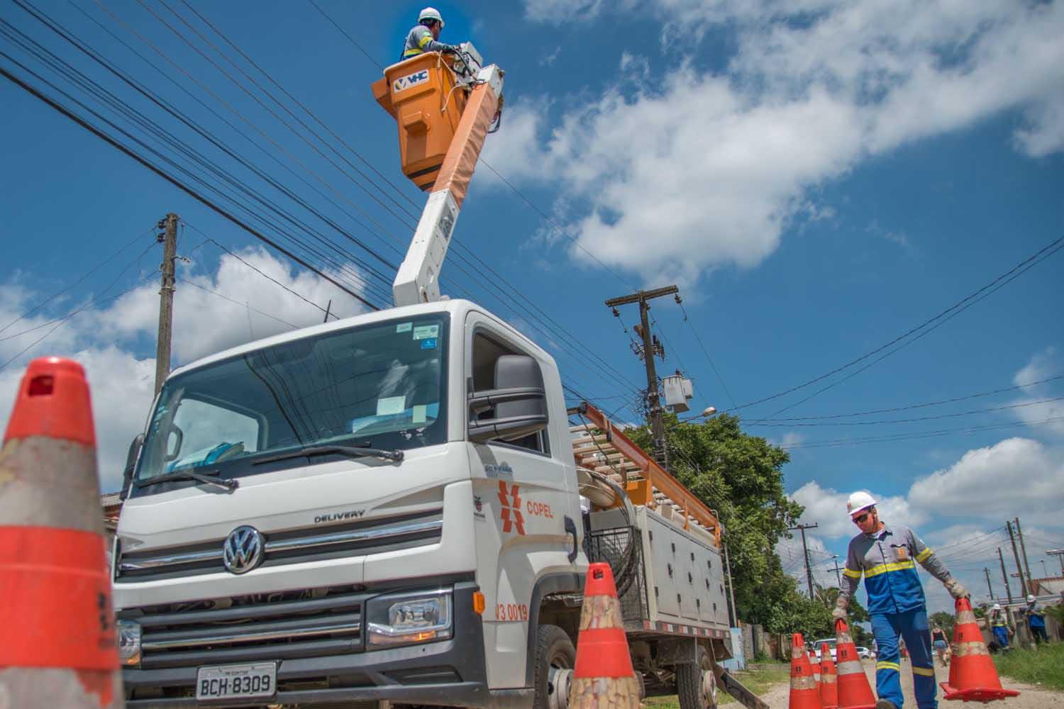 Operação conjunta retira árvores com risco de queda em bairro de Santa Helena