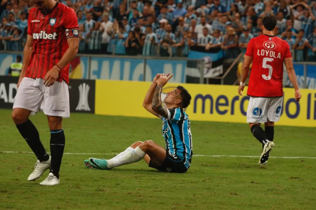 Grêmio perde e é lanterna na Libertadores; Inter joga pela Sul-Americana