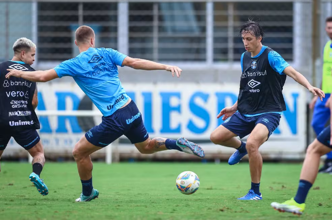 Grêmio relaciona todos os jogadores para final; Inter espera goleiro e mira zagueiro