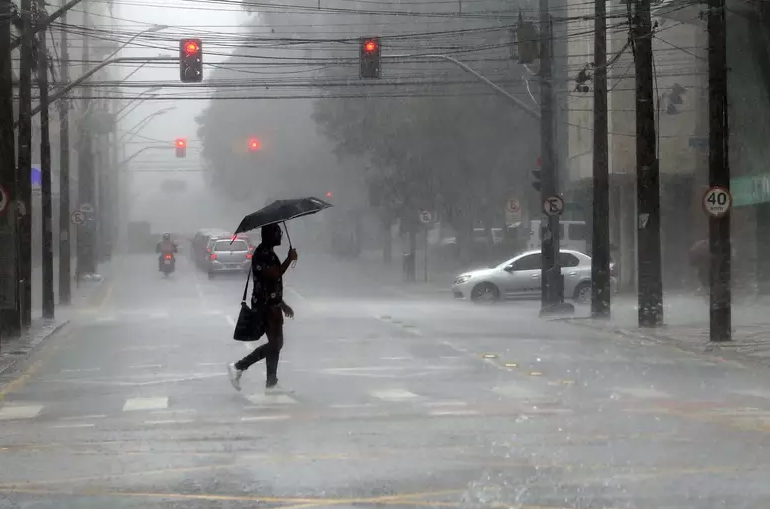 Inmet alerta para risco de chuvas fortes em todo o Paraná nesta segunda-feira