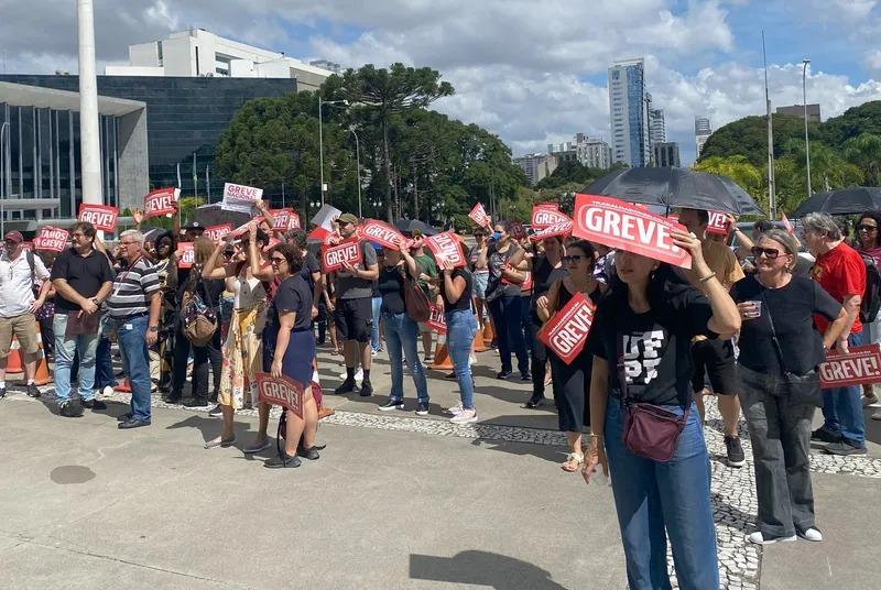 Servidores da educação começam greve na quarta-feira