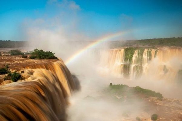 Vazão das Cataratas atinge 4 milhões 590 litros, 3 vezes maior que o normal