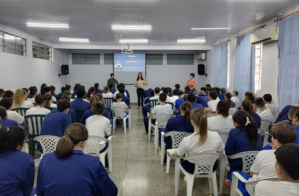Equipe do Creas faz palestra sobre bullying e cyberbullying em escola de SH