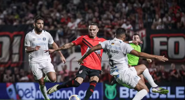Grêmio busca empate e Inter perde com gol no fim pelo Brasileirão