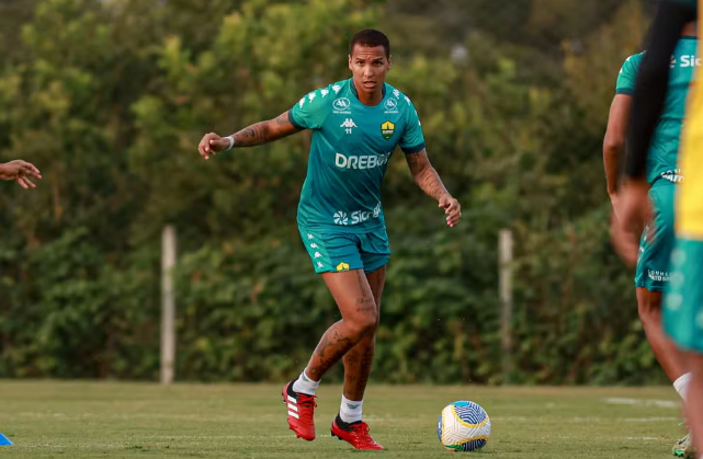 Grêmio se acerta com Deyverson; Inter sonda Calebe, do Fortaleza