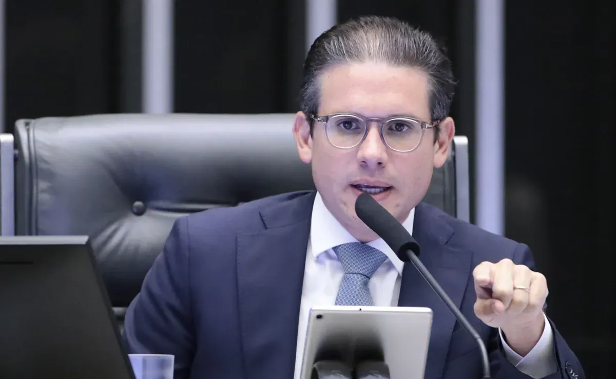 Hugo Motta envia proposta de fim de escala 6x1 para a CCJ
