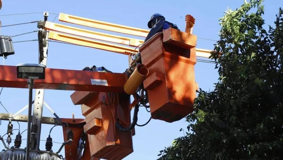 Reclamações contra a Copel aumentam 55% após privatização e consumidores de Santa Helena relatam falhas graves no agro