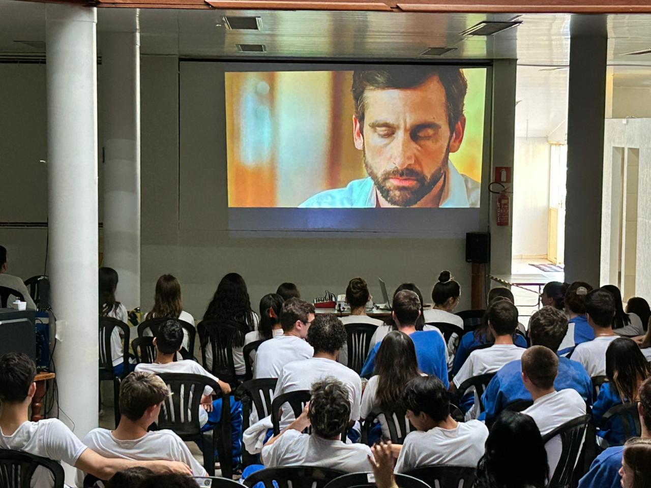 Alunos do Colégio Estadual H. A. Castelo Branco participam de sessão especial do Cine Acult na manhã desta quinta-feira
