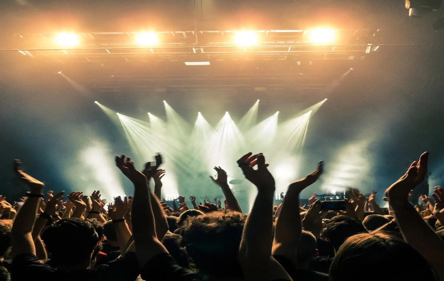 Prefeituras do PR gastaram R$ 625 milhões com cachês de artistas desde 2023; veja quem mais ganhou